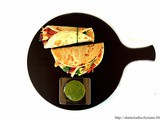 Tortillas di pollo e verdure con salsa guacamole e basilico