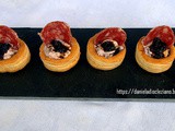 Vol au vent con crema di foramggi al radicchio, salamino Alfiere del Suino d'oro e mousse di cipolla di Tropea