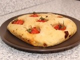 Focaccia cu roşii uscate şi roşii cherry