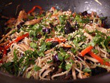 Piept de curcan cu legume și tăiței de orez la wok