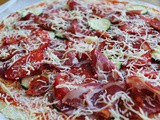 Pizza fine à la courgette, coppa et tomate