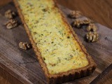 Tarte aux oignons et persil sur pâte aux noix