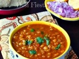 Usal Pav / Misal Pav (With White Peas)