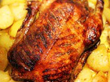 Canard rôti avec des pommes de terre, figues et romarin