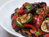 Salade méditerranéenne de courgettes, aubergines et poivrons grillés