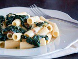 Rigatoni con cavolo nero, acciughe e limone