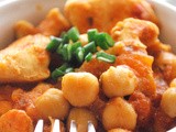 Chicken & chickpeas in a spicy tomato sauce