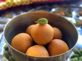 Microwave Besan Ladoo (Indian Chickpea Fudge)