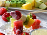 Fruit kebabs with honey cream