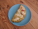 Omelet met tomaat, ui en mozzarella