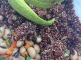 Comida saludable y atractiva; Quinoa con salsa de frijoles y aguacate