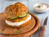 Falafel burger met feta yoghurt saus