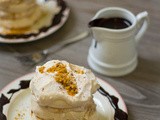 Hazelnoot meringue met chocoladesaus recept