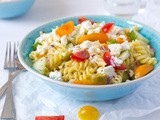 Pastasalade met tomaatjes, olijven en feta