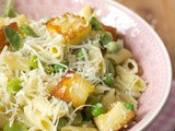 Pastasalade met tuinbonen doperwten en halloumi