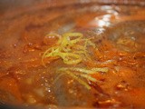 Rode Linzensoep met Ras el hanout en Merquez worstjes