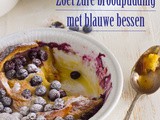 Zoet zure broodpudding met blauwe bessen