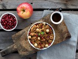 Crumble di mele con nocciole e melagrana