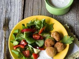 Insalata di pomodori e avocado  con polpette di lenticchie rosse