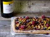 Tarte al Moscato con pesche, frutti rossi e basilico