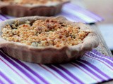 Tartelettes semi-integrali con funghi e ricotta e crumble di mandorle