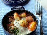 Uovo in cocotte con finferli e crostini di pane