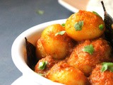 Niramish Aloo'r Dum / Bengali Dum Aloo