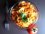 Pasta with fresh tomato sauce / Nuddeln mit Tomatensosse / Makaron z sosem ze świeżych pomidorów