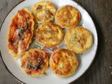 Mini tartlets with pepper and black olives