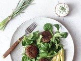 Buchweizen- & Linsenbällchen mit Knobi-Gras Feta Dip