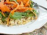 Karottenlocken auf Quinoa-Linsensalat