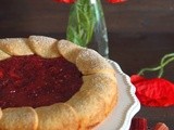 Crostata con rabarbaro fragole e mele