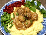 Finnish Meatballs in Brown Sauce – Mummin perinteiset lihapullat ruskealla kastikkeella