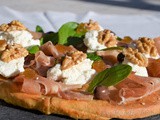 Focaccia Gourmet: Prosciutto, Ricotta, Olive Taggiasche e Salsa di Fichi