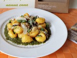 Gnocchi di zucca con funghi e scaglie di grana su pesto di fagiolini