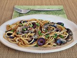 Spaghetti dietetici funghi e olive nere