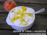 Espuma de yogur y melocotón