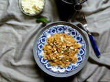 Farfalle integrali con pesto di pomodori secchi e feta