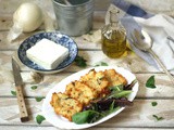 Frittelle di cipolla con feta / kremmydokeftedes me feta