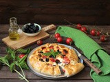 Gallette con besciamella, feta, ciliegini e olive