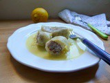 Lahanodolmades avgolemono (involtini di cavolo capuccio con salsa avgolemono)