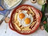 Patate fritte con uova al tegamino