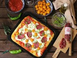 Pizza al taglio con salame di Lefkada