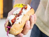 Black dog: hotdog met bloedworst, rode kool en feta