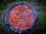 Chili con carne in een Dutch oven