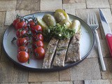 Duroc secreto met chimichurrisaus, gepofte kerstomaatjes en krieltjes