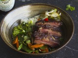 Gerookte spareribs met sake, komkommersla en gewokte groenten