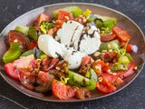 Gerookte tomaten, burrata en vlierbeskappertjes