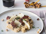 Risotto van gerookte knolselder, bospaddenstoelen, hazelnoot en krokant spek