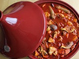 Tajine met worstjes, kip, pastinaak en peterseliewortel